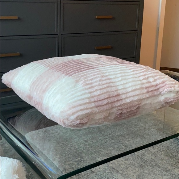 PILLOW - good condition - Picture 2 of 3